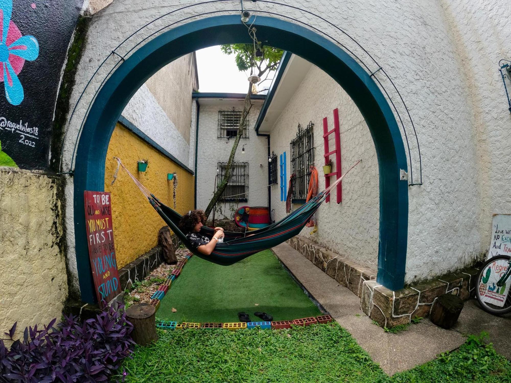 The Pelican Larry Hostel カリ エクステリア 写真