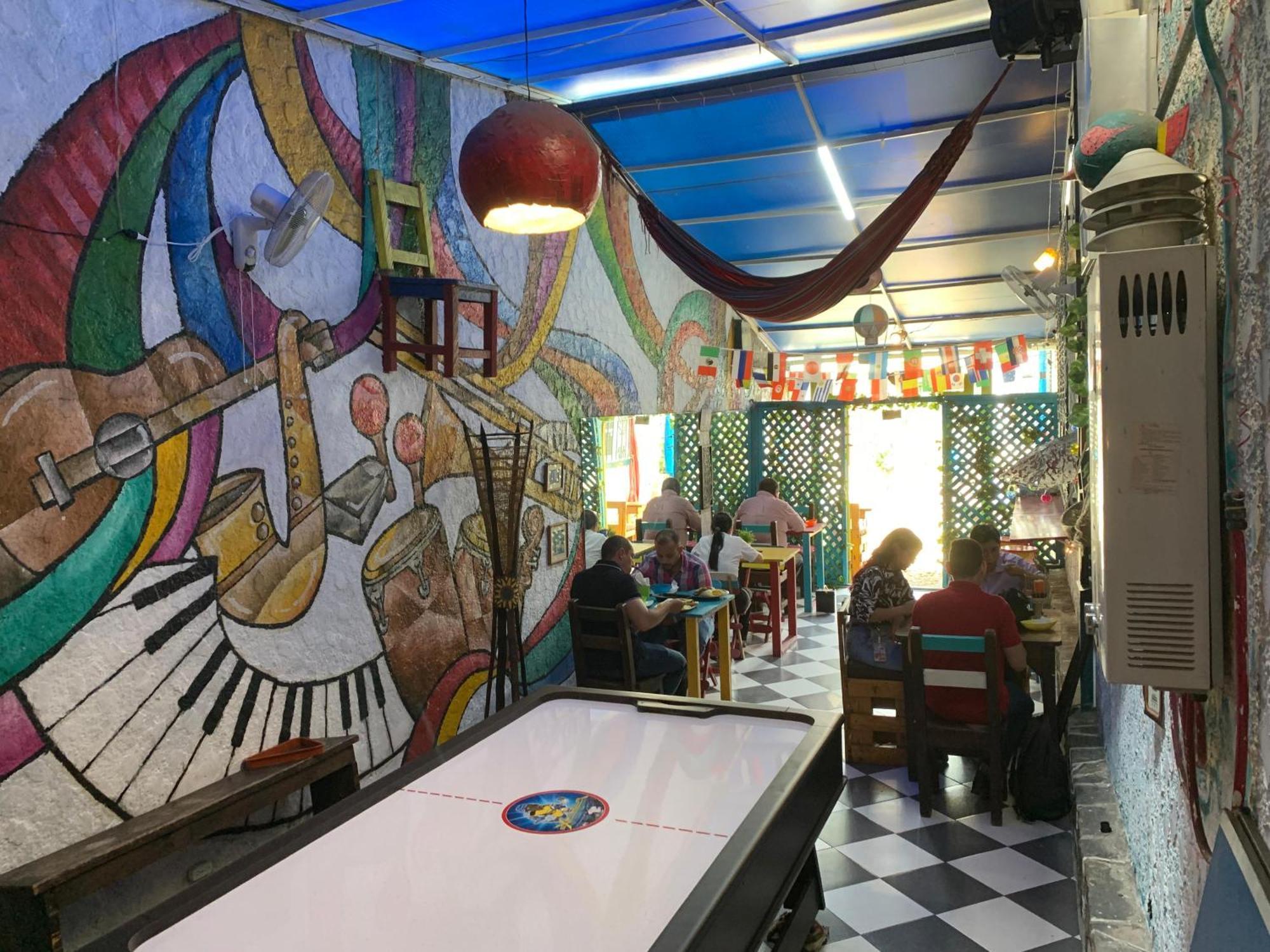 The Pelican Larry Hostel カリ エクステリア 写真