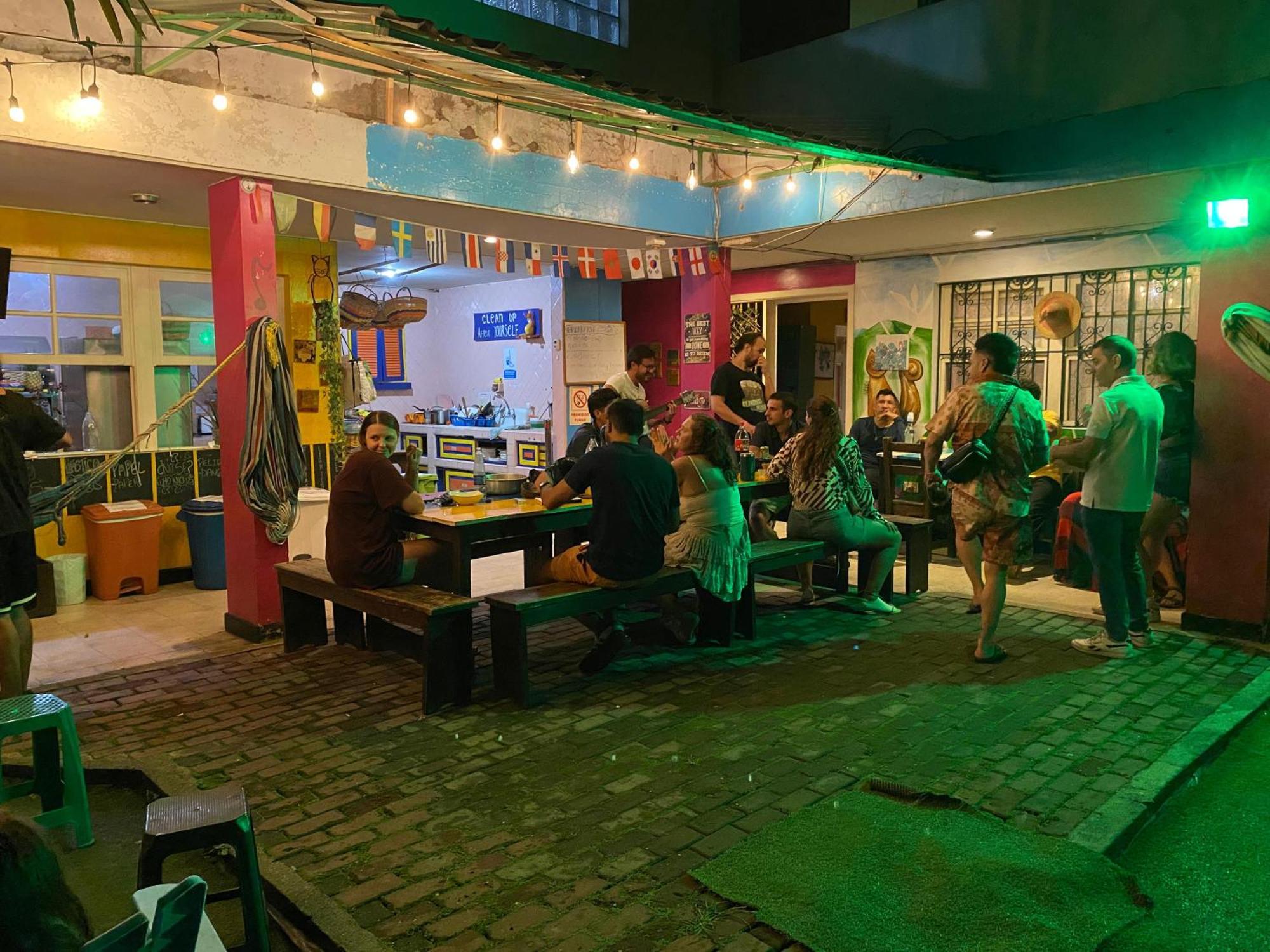 The Pelican Larry Hostel カリ エクステリア 写真
