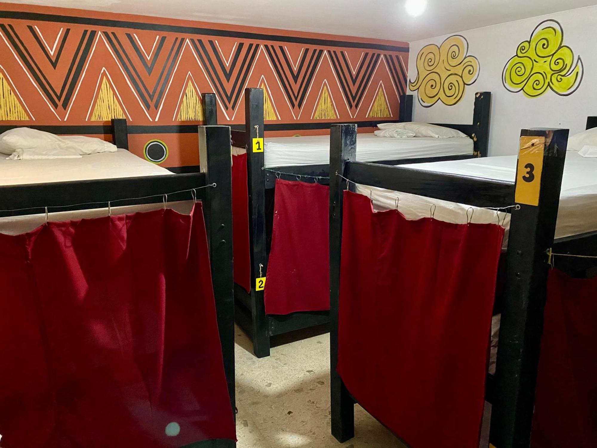 The Pelican Larry Hostel カリ エクステリア 写真